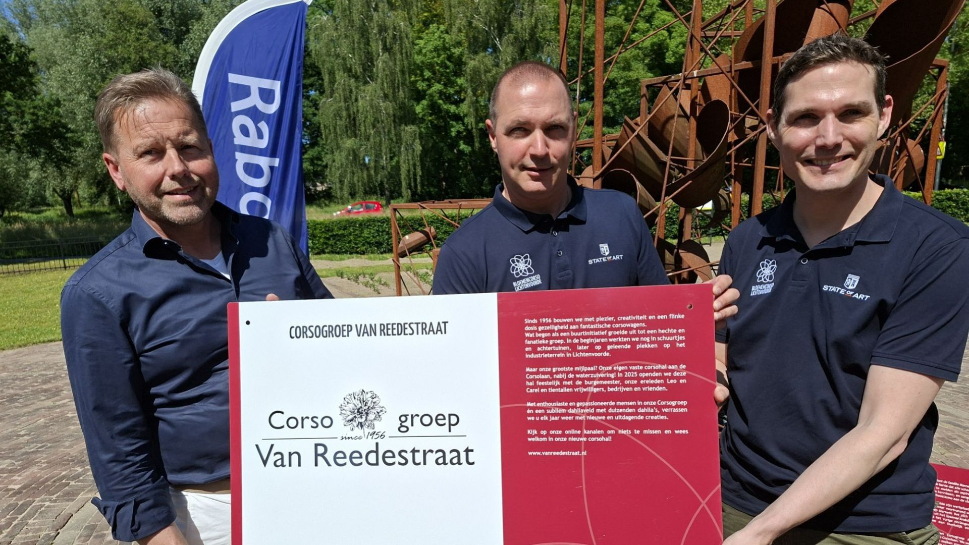 Rabobank overhandigt nieuwe informatieborden aan corsogroepen Lichtenvoorde