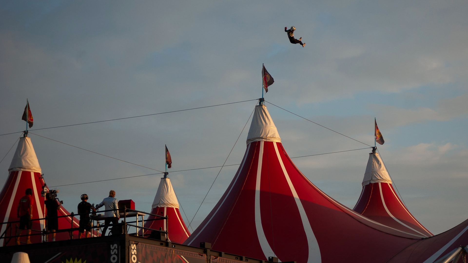 Stunt over Megatent eindigt op brancard