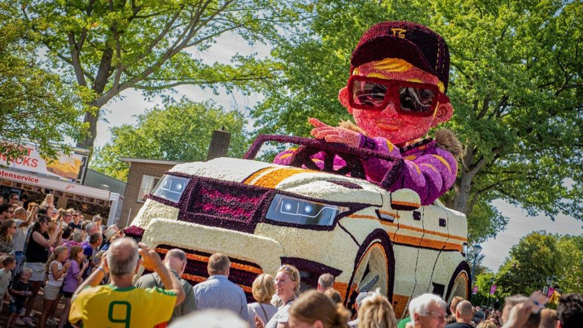 Achter de schermen van het corso: fiets mee langs bouwers in Beltrum en Rekken