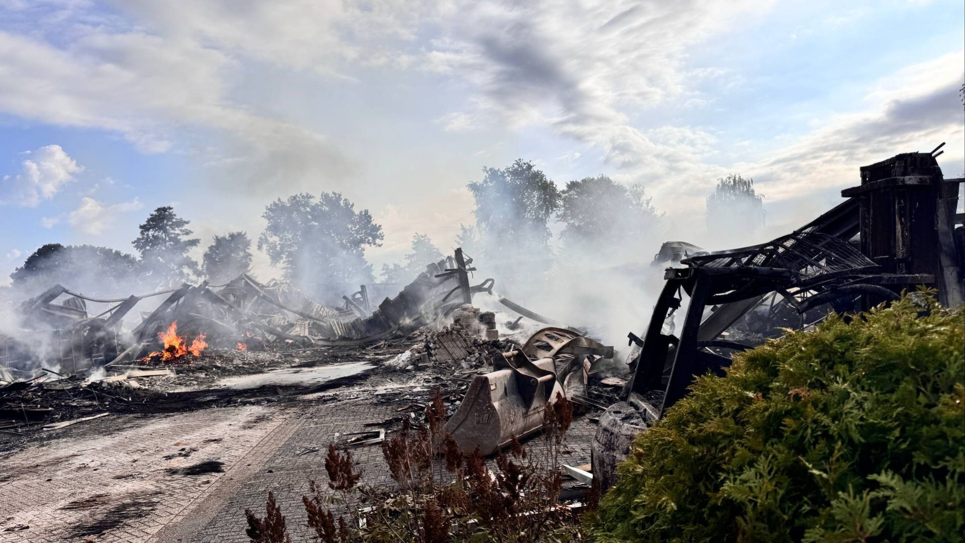 ‘Hoge vlammen en enorme rookpluimen’: buurtbewoners geschrokken van grote brand in Winterswijk