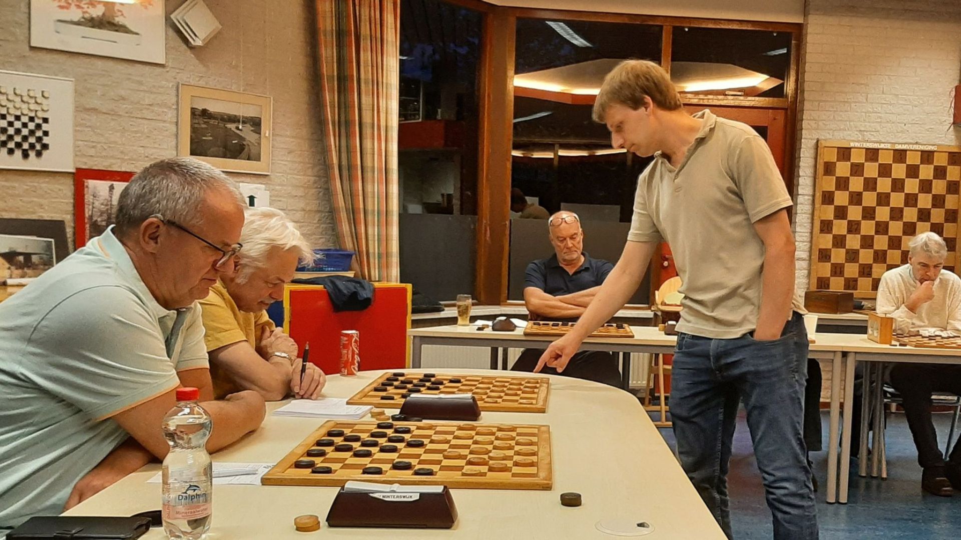 Clubkampioen blijft ongeslagen in damsimultaan