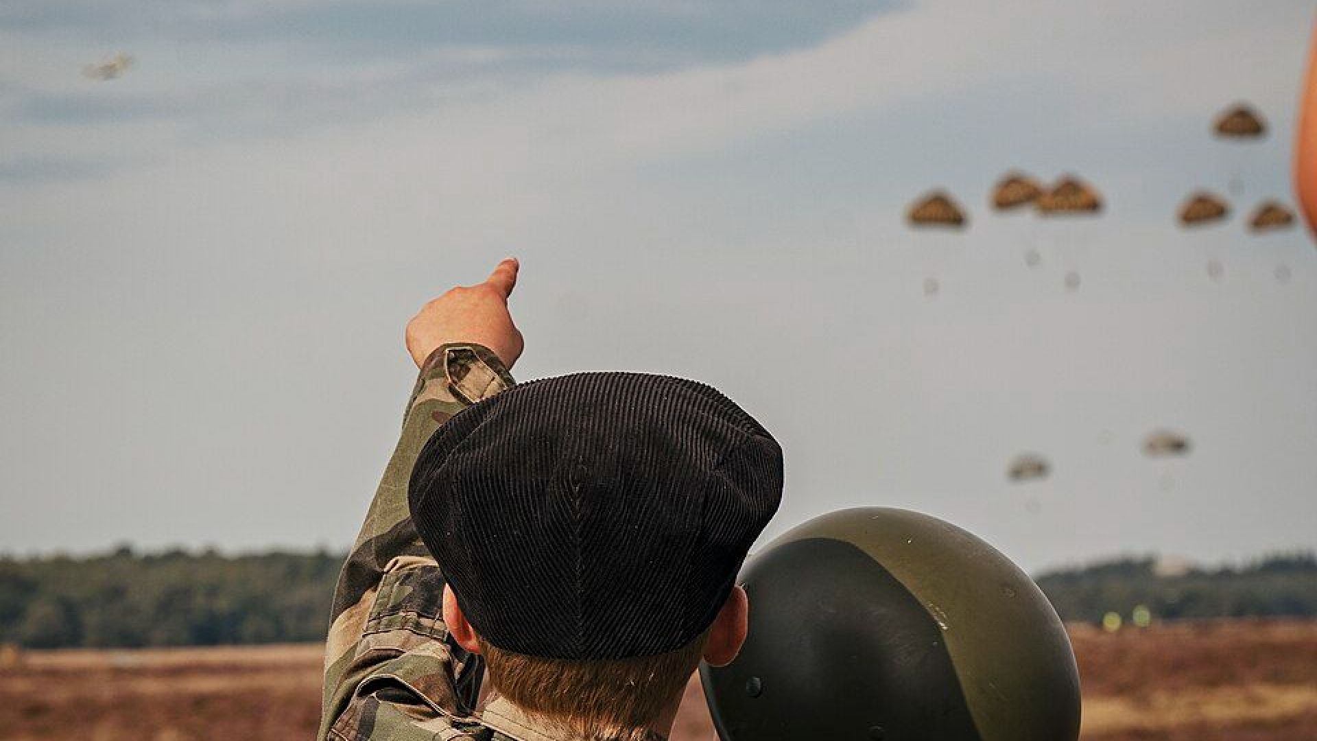 Militaire transportvliegtuigen vliegen tijdens Falcon Leap over Oost Gelre